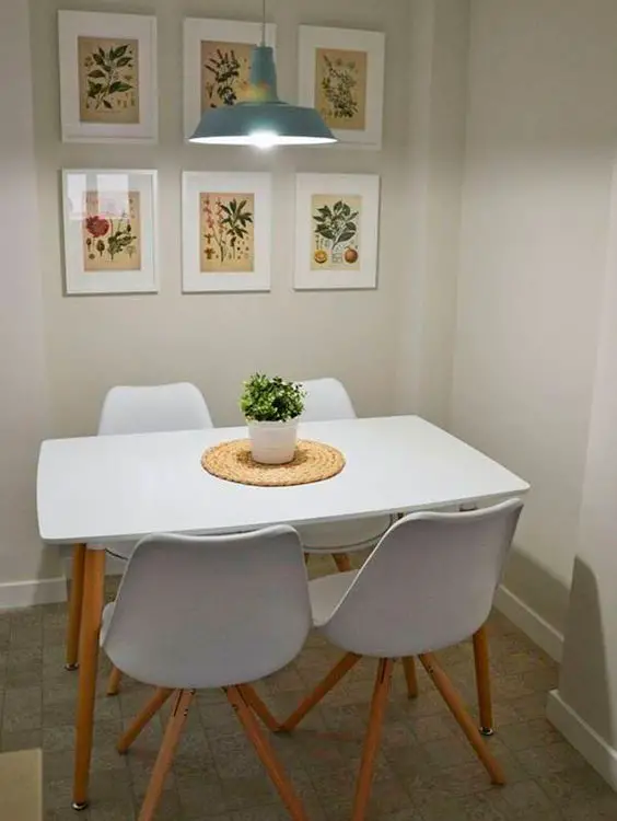 Decoração de sala de jantar simples com composição de quadros