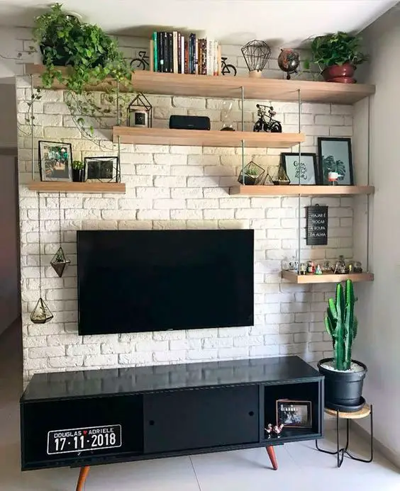 Decoração de sala de TV simples com parede de tijolinhos