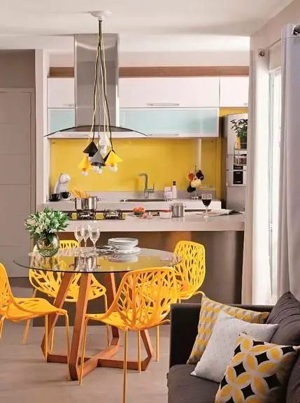 Sala e cozinha conjugada simples com detalhes em amarelo