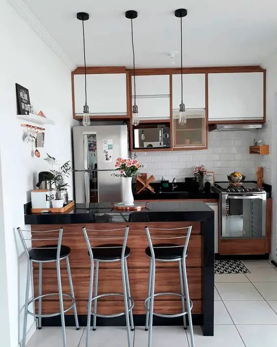 Cozinha simples e bonita com bancada de granito preto com madeira