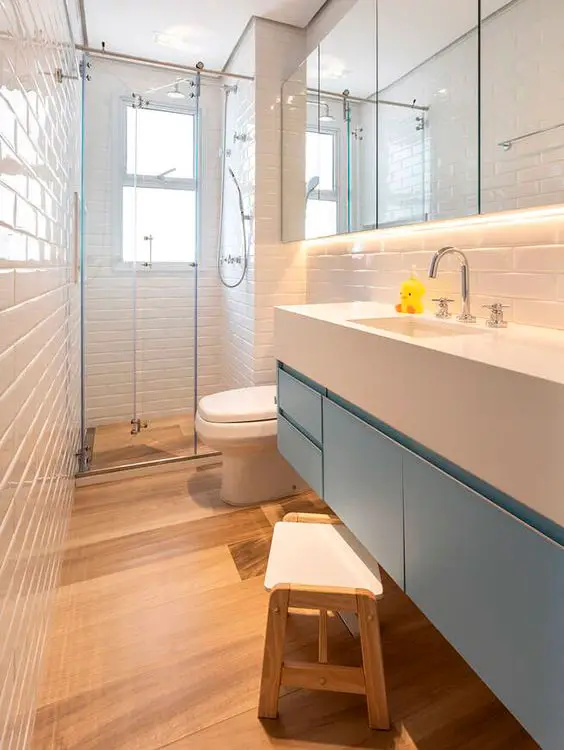 Banheiro com piso de madeira por inteiro