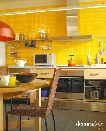 Azulejo amarelo na parede da cozinha