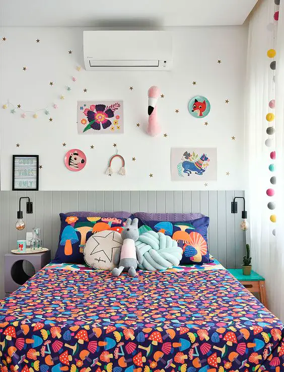 Roupa de cama colorida no quarto infantil