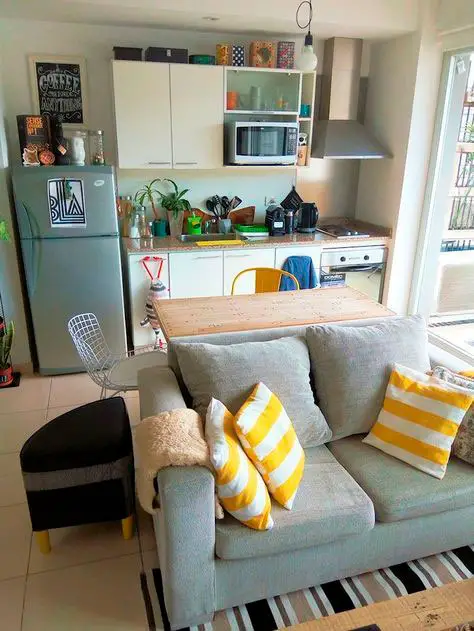 Use o sofá para delimitar os ambientes entre a cozinha americana e a sala