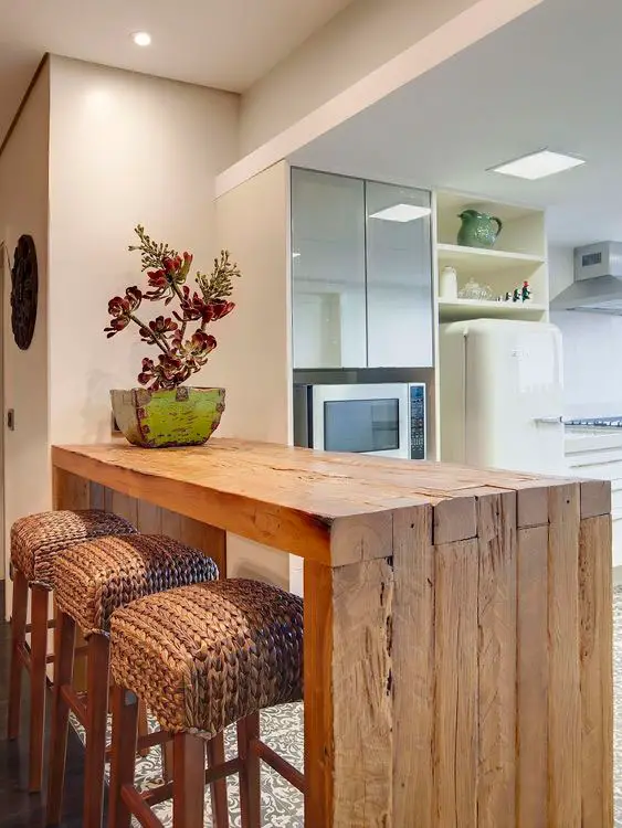 Cozinha simples e bonita com bancada rústica