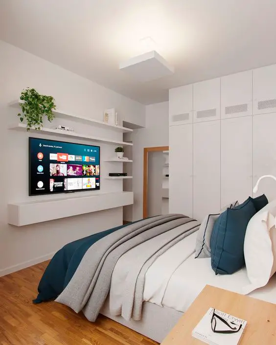 Decoração de quarto de casal pequeno, simples e barato com painel de TV branco