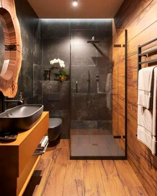 Banheiro com piso de madeira e detalhes em preto