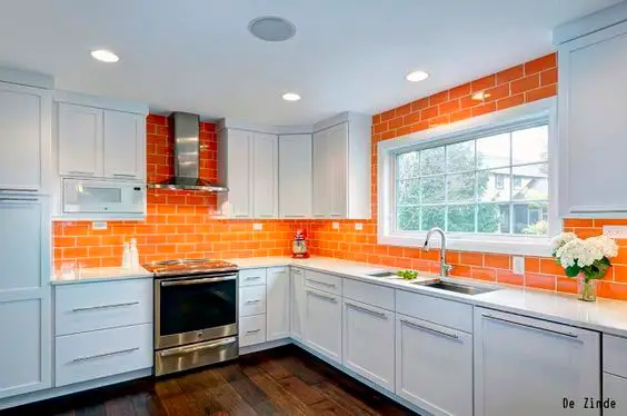 Cozinha com cerâmica na parede laranja