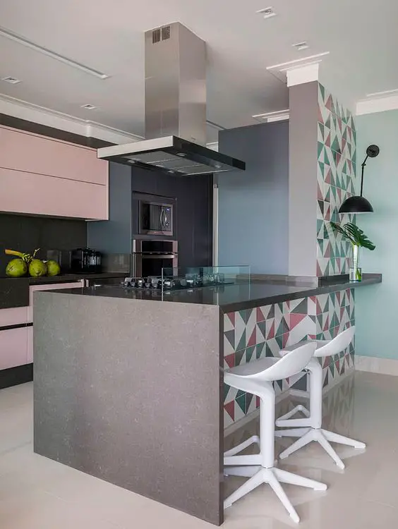 Decoração de cozinha simples com balcão de azulejos