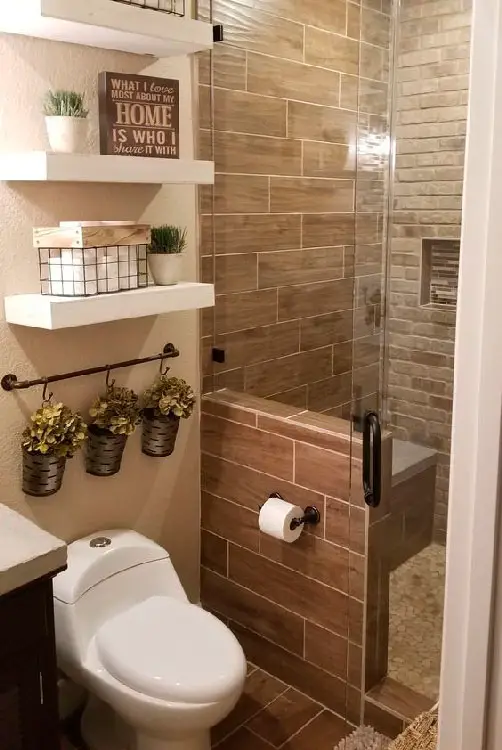 Banheiro com piso de madeira e detalhes em estilo rústico
