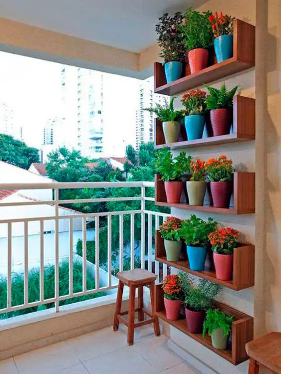 Aposte nas prateleiras de madeira para colocar plantas na varanda