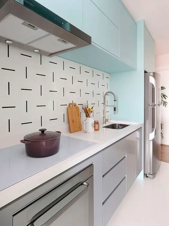 Azulejos geométricos na parede da cozinha