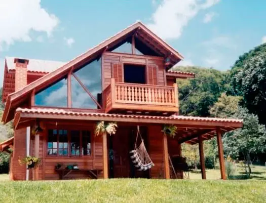 Casa de madeira com varanda