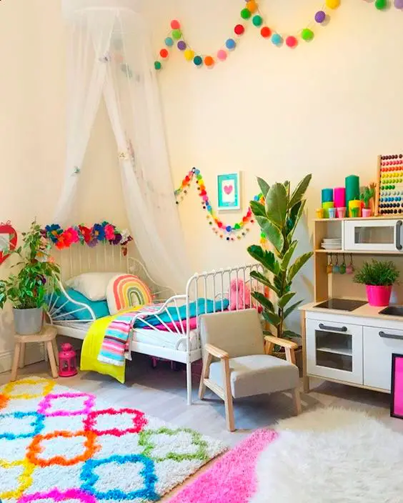 Detalhes coloridos e plantas no quarto infantil