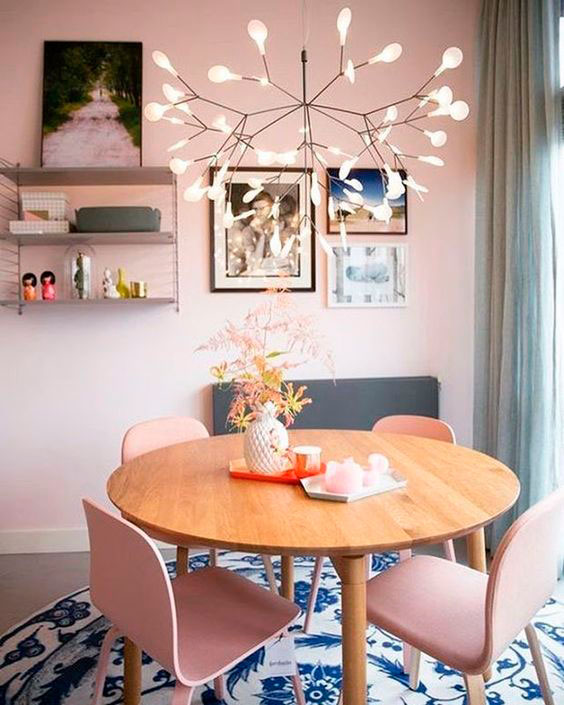 Use um belo lustre para decora a sala de jantar de forma simples