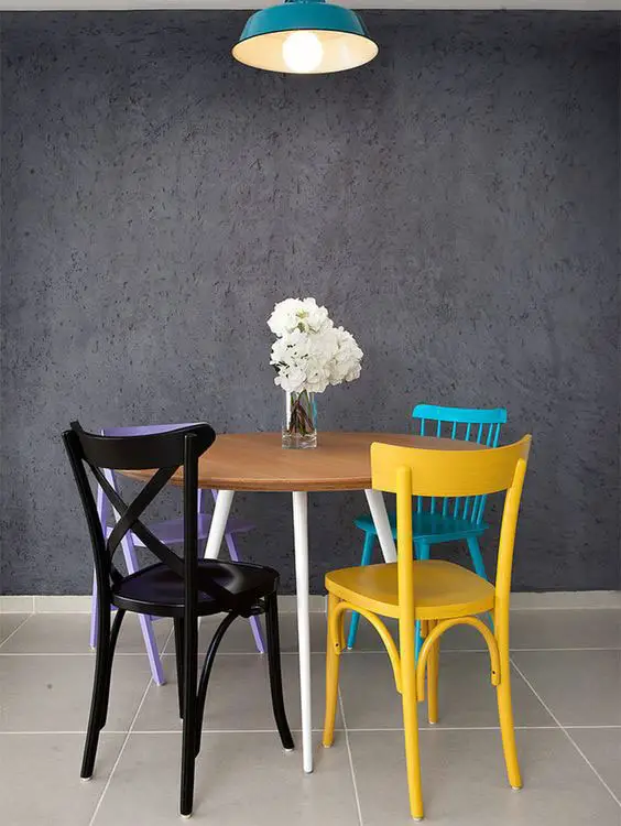 Inove a sala de jantar com cadeiras coloridas