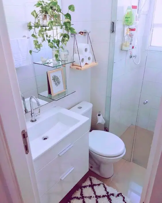 Banheiro de apartamento com detalhes suspensos