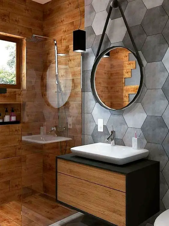 Banheiro com madeira e revestimento hexagonal