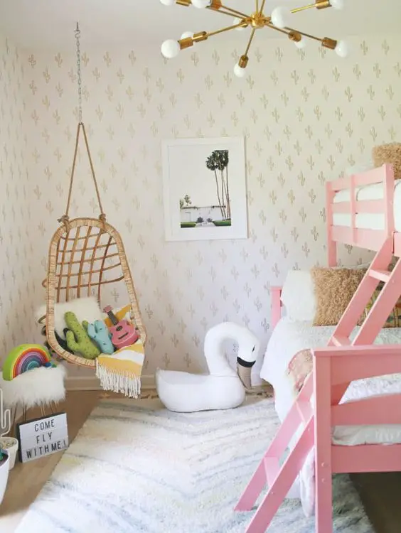 Cadeira suspensa para decorar o quarto infantil