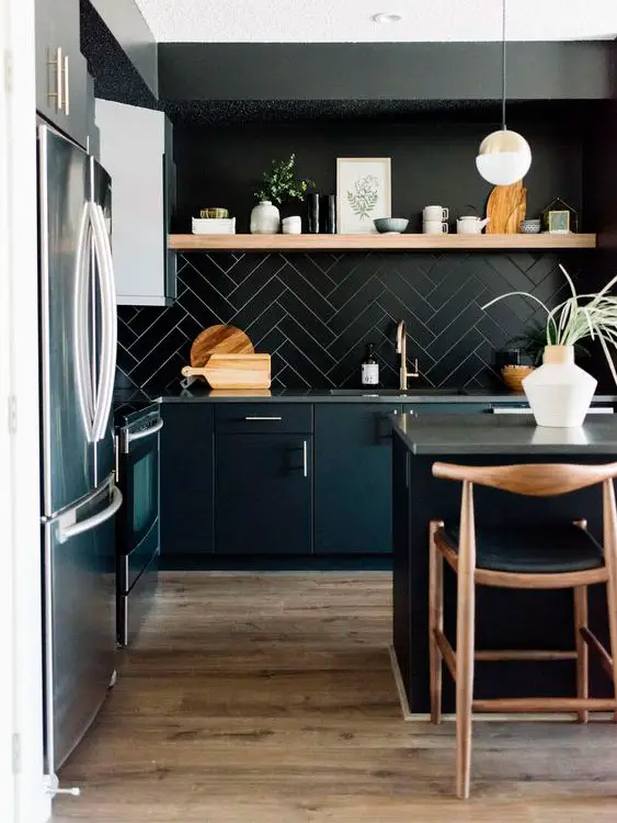 Cozinha com cerâmica preta
