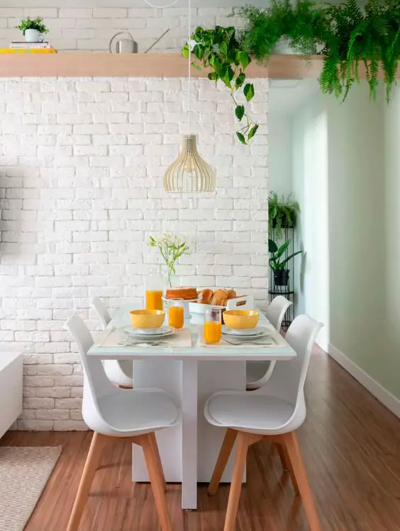 Crie uma parede de tijolinhos na sala de jantar