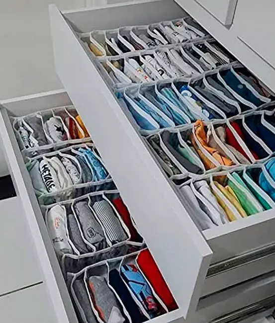 Como organizar guarda roupa: separe por cores