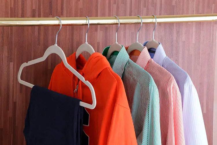 Como organizar guarda roupa: padronize os cabides